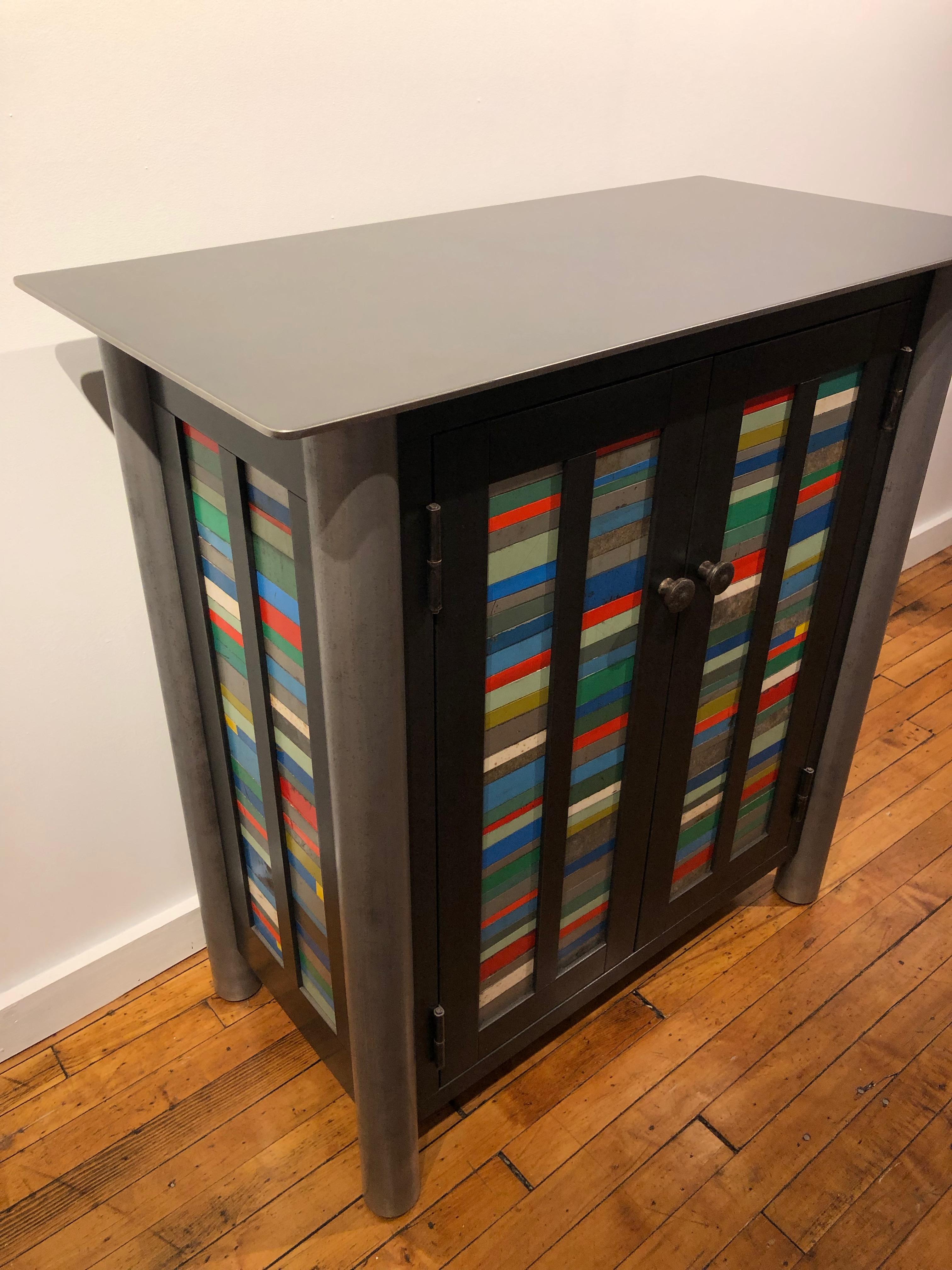 Jim Rose Quilt-Schrank mit zwei Türen und bunten Streifen, farbenfrohe Stahl-Kunstmöbel (Geschweißt) im Angebot
