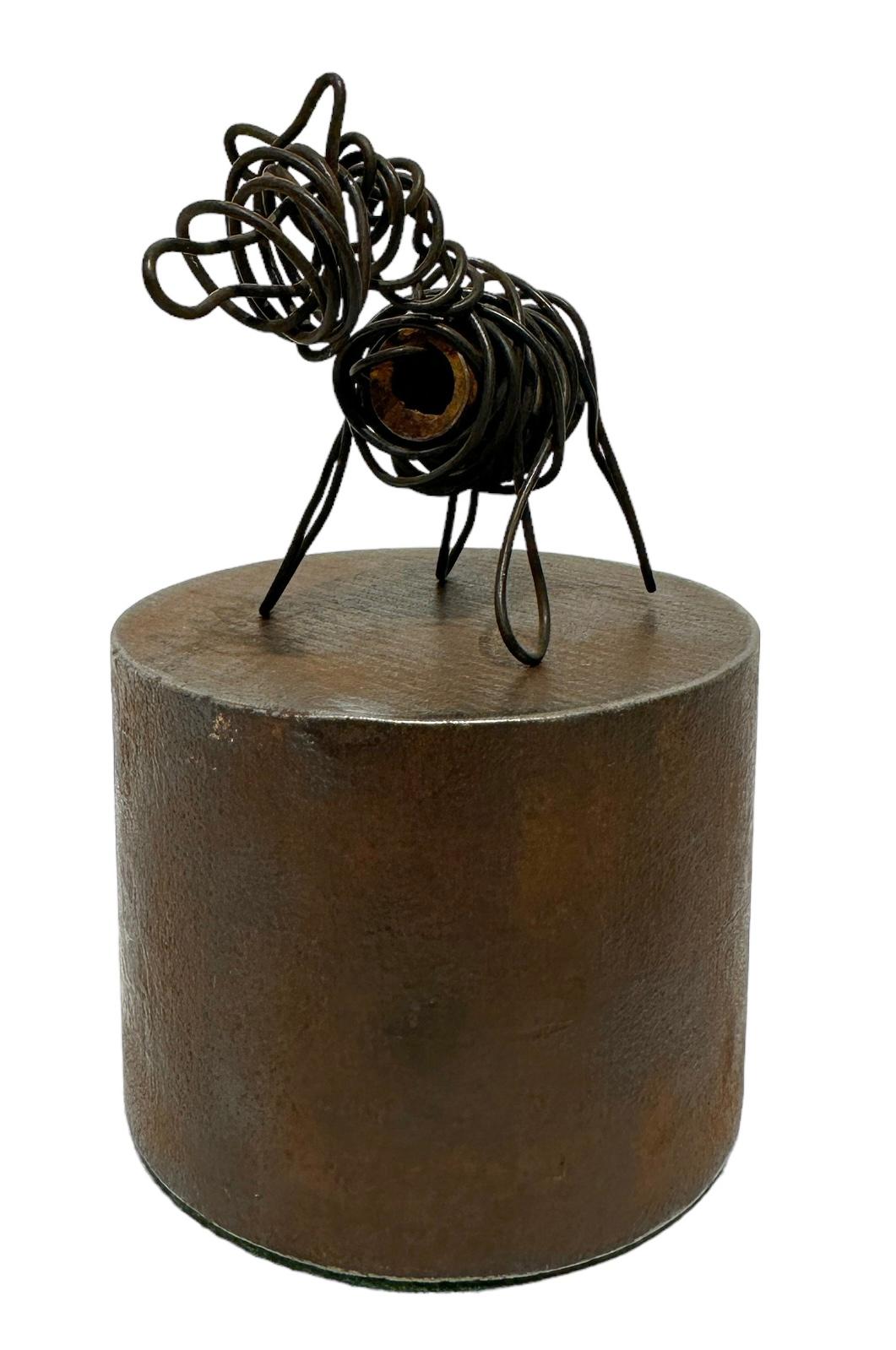 Artisanat Jim Rose, sculpture de chien en fil métallique lourd réutilisée, base cylindrique en métal en vente
