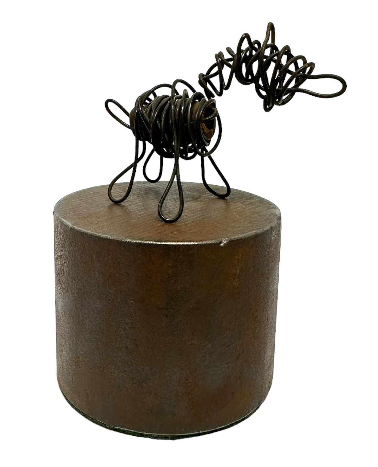 Américain Jim Rose, sculpture de chien en fil métallique lourd réutilisée, base cylindrique en métal en vente