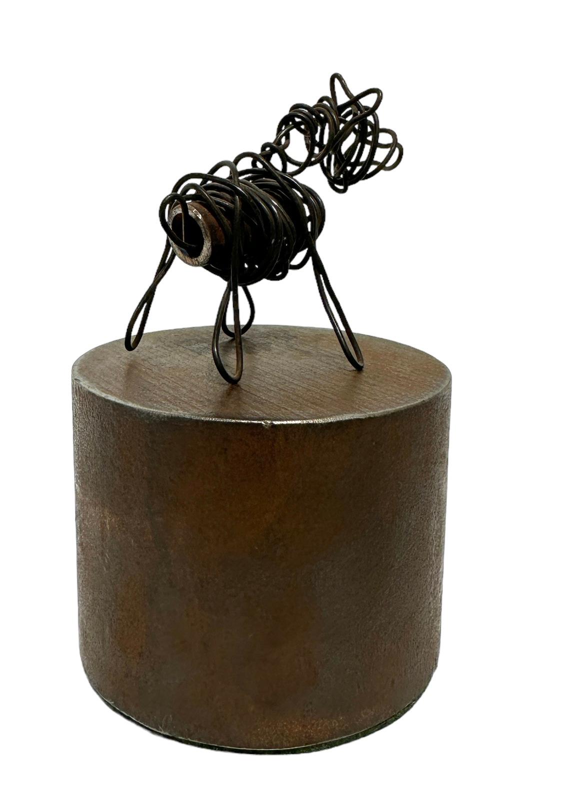Jim Rose – Drahthund, wiederverwendete, schwere Drahthund-Skulptur, zylindrischer Metallsockel (Geschweißt) im Angebot