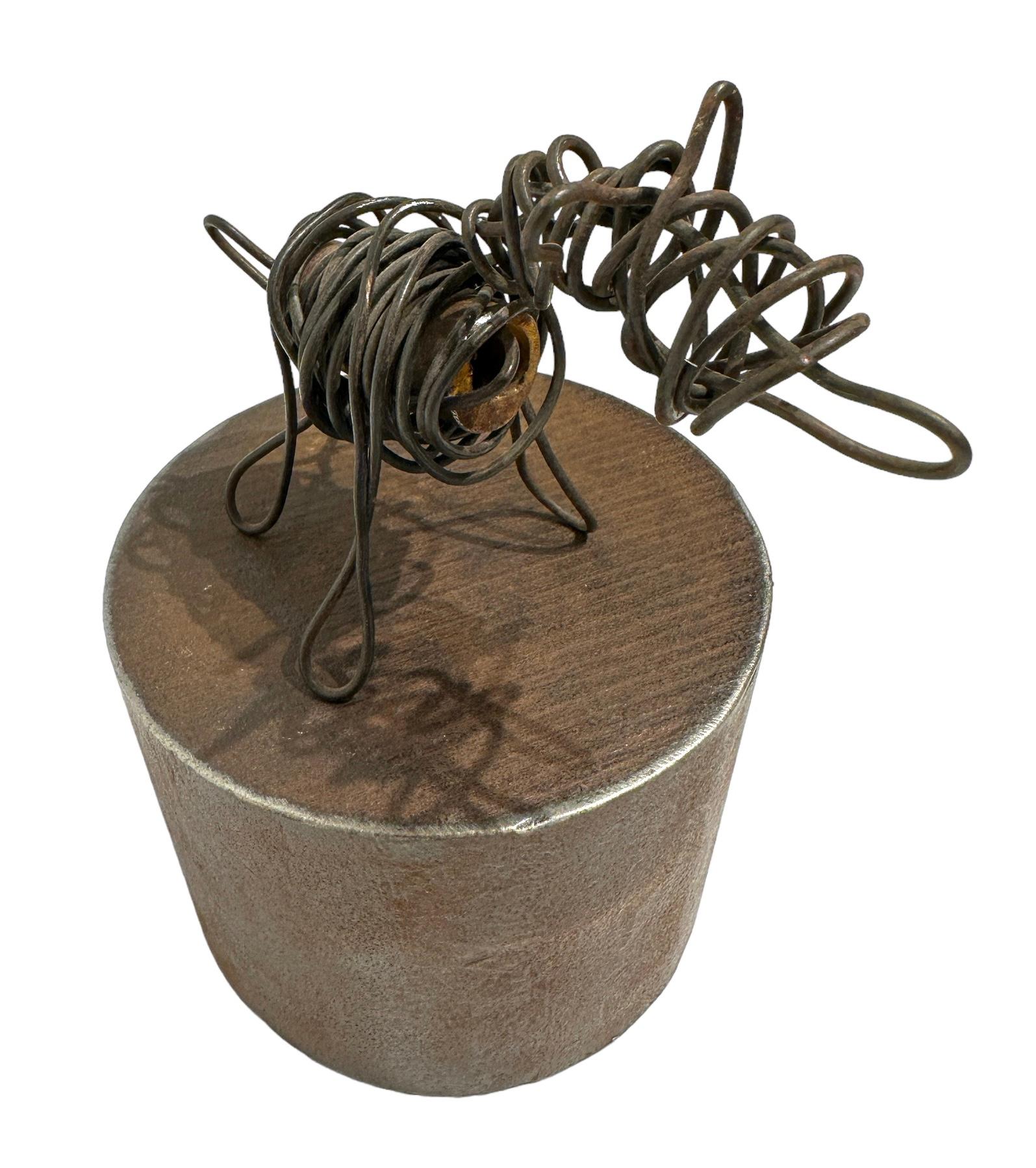 Jim Rose, sculpture de chien en fil métallique lourd réutilisée, base cylindrique en métal Neuf - En vente à Chicago, IL