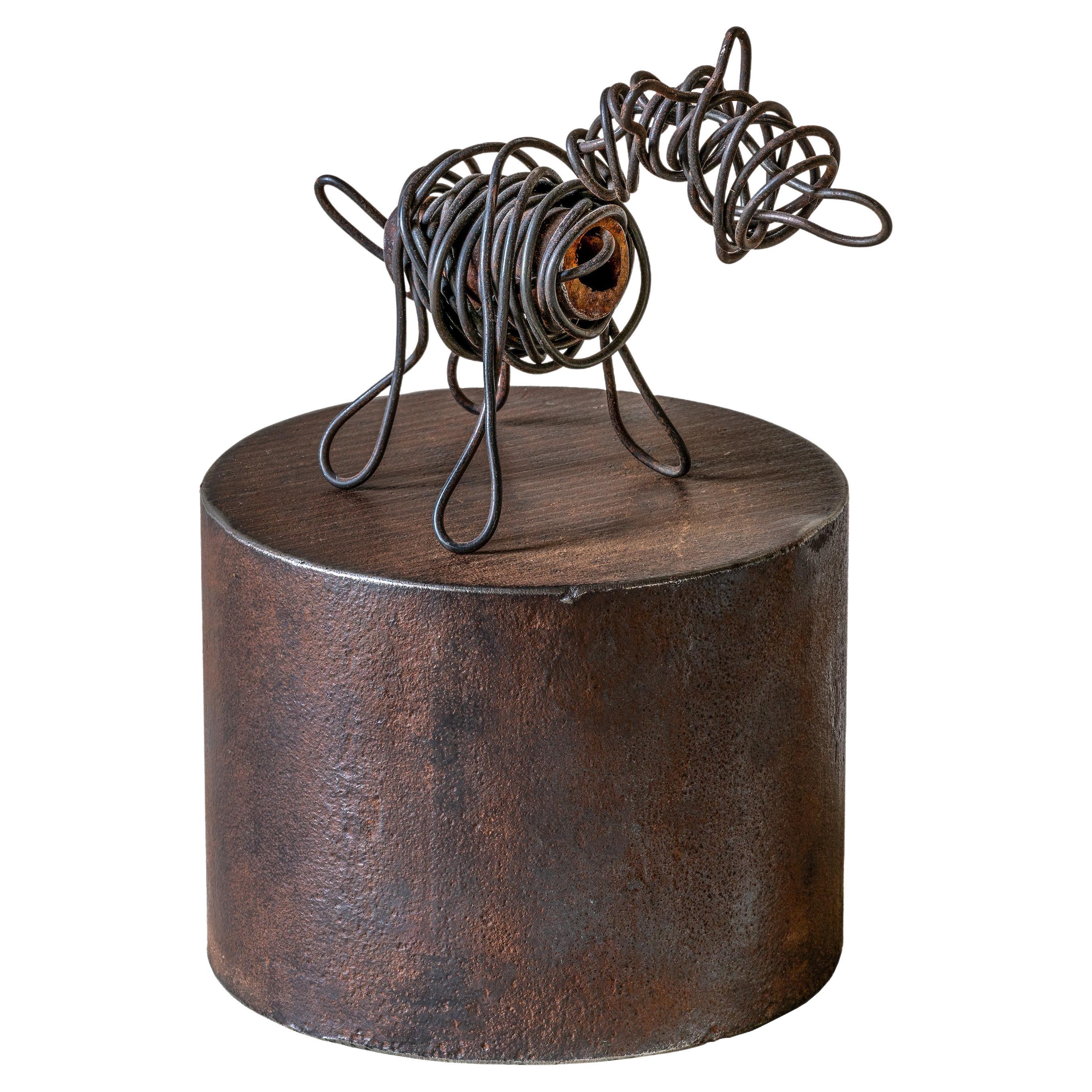 Jim Rose, sculpture de chien en fil métallique lourd réutilisée, base cylindrique en métal