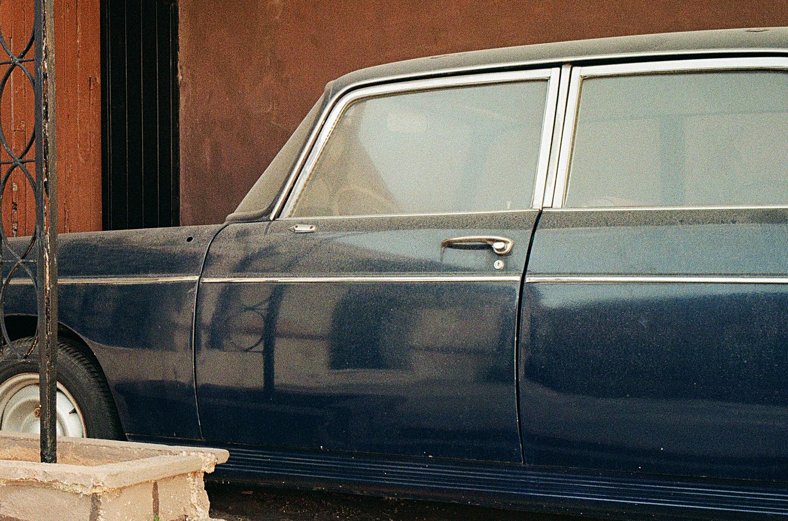 Peugeot, Merida, Mexique, - Noir Landscape Photograph par Jim Ryce