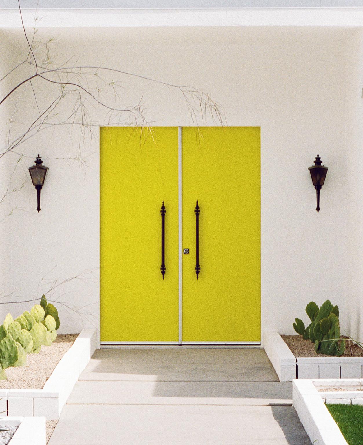 Gelbe Tür – Photograph von Jim Ryce