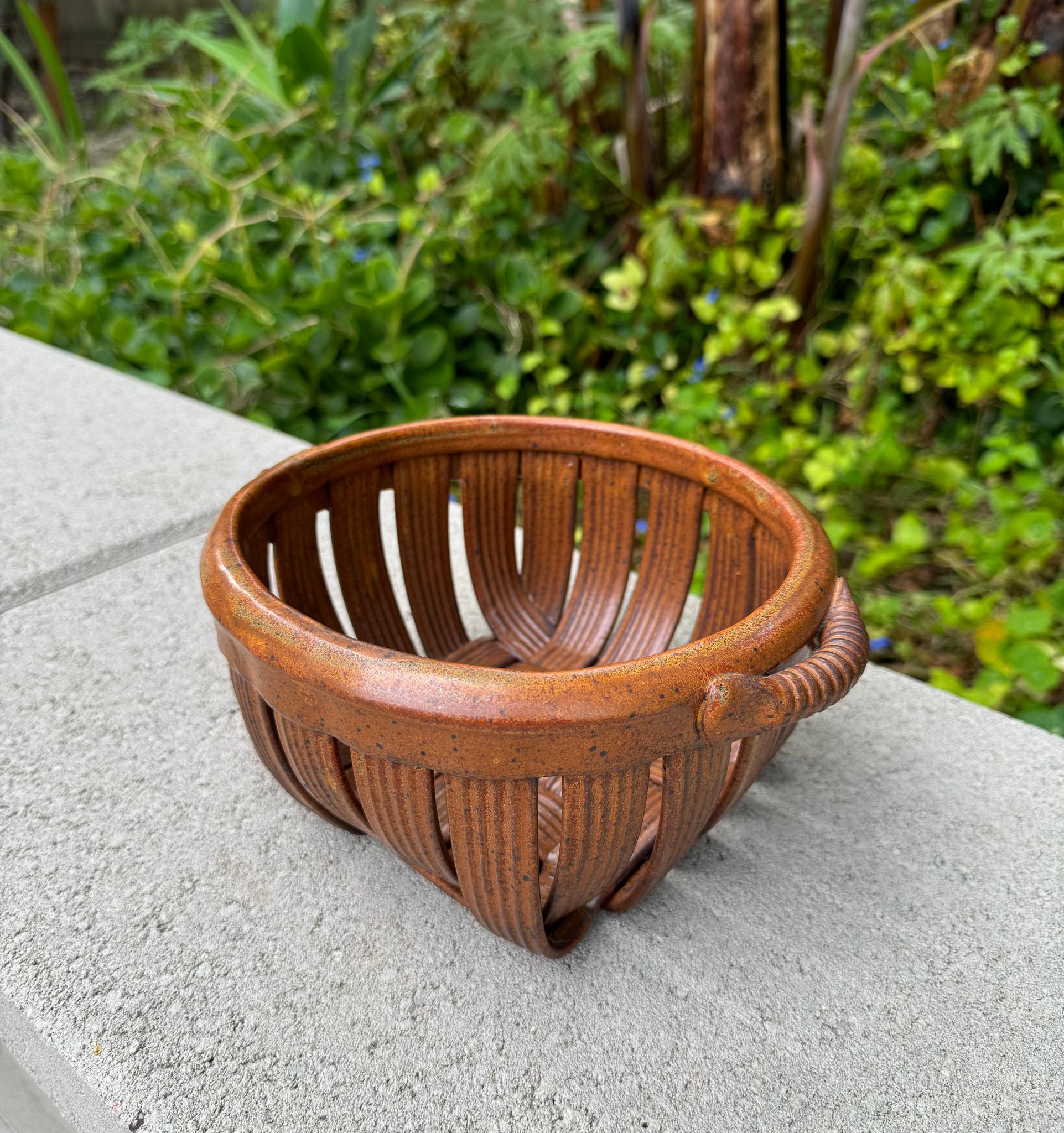 Mid-Century Modern Panier en céramique Jim & Shirl Parmentier, 20e siècle en vente