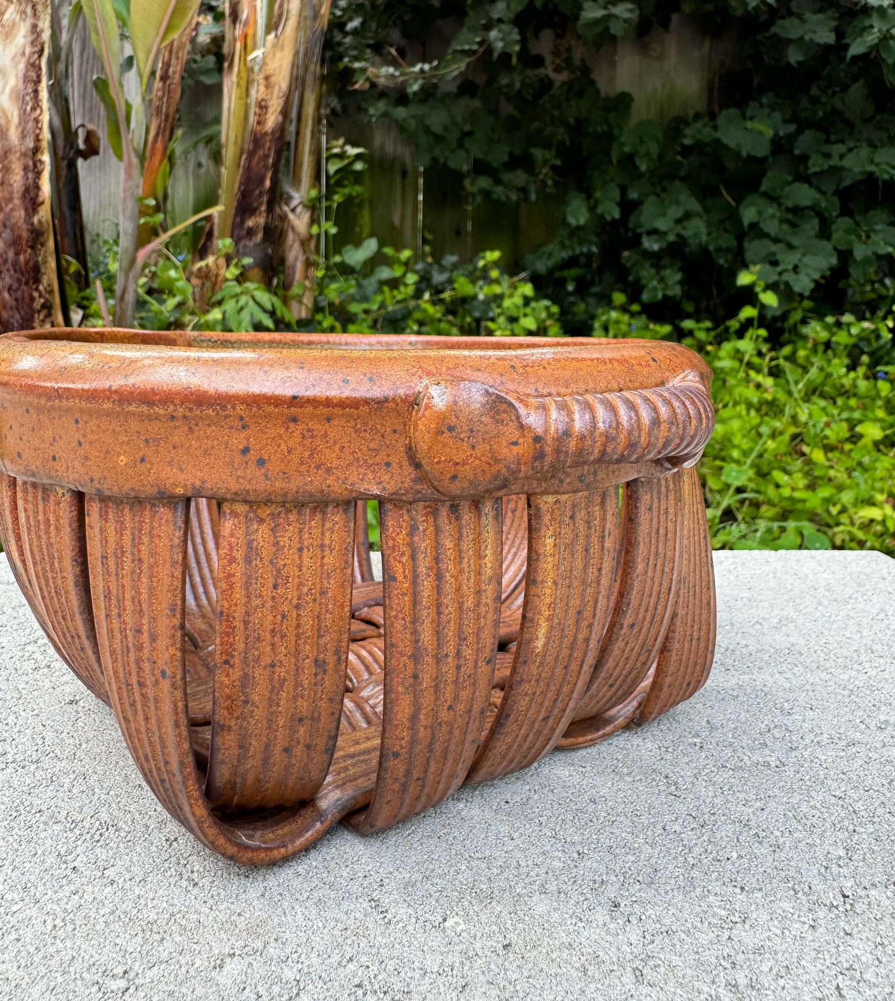 Panier en céramique Jim & Shirl Parmentier, 20e siècle Bon état - En vente à San Juan Capistrano, CA