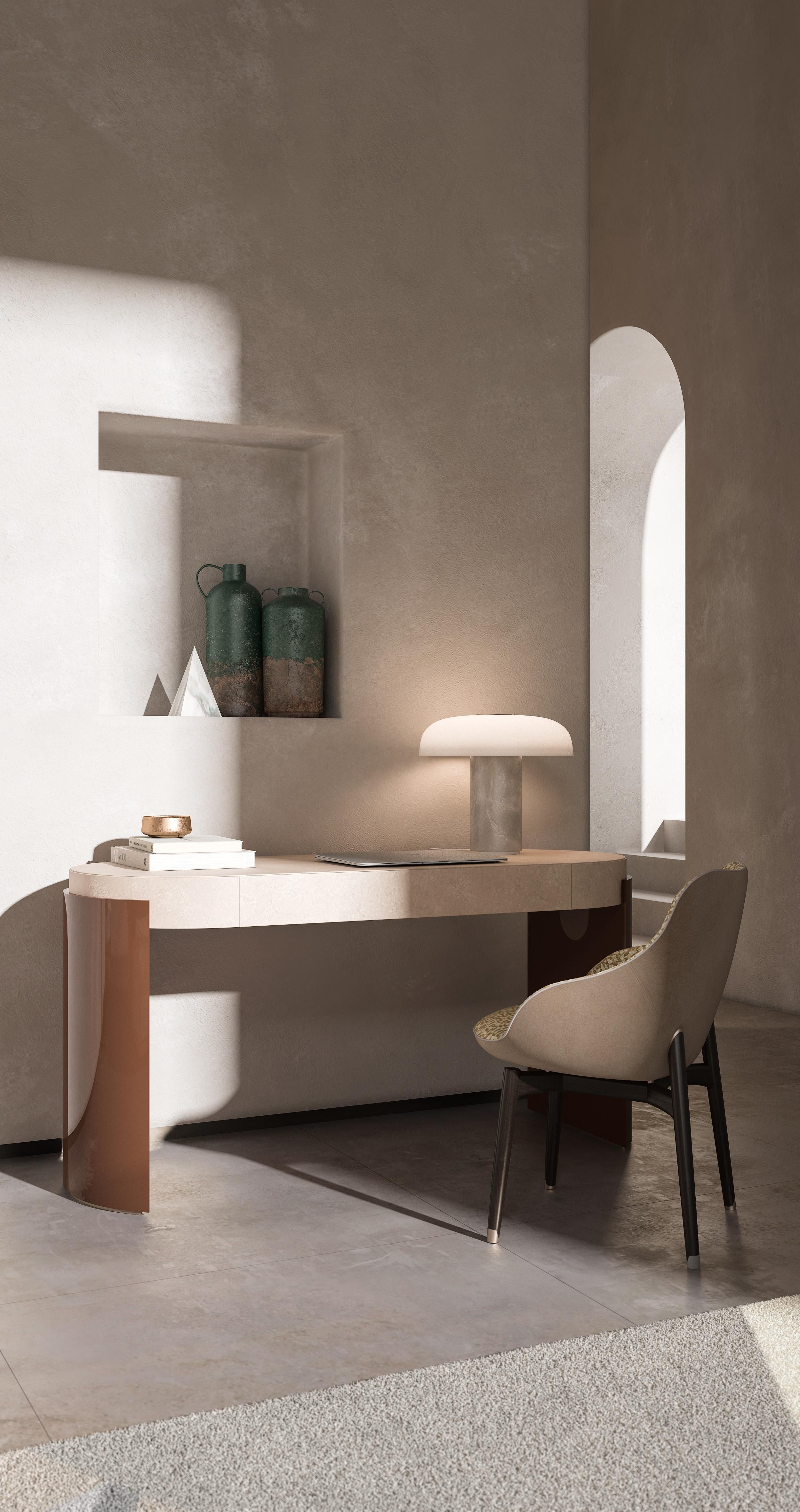 Si tratta di una scrivania moderna dal design sofisticato e minimalista. Presenta un'elegante struttura laccata con pannelli laterali curvi che conferiscono stabilità e un'estetica distintiva. La parte superiore è rivestita in pelle di lusso, per