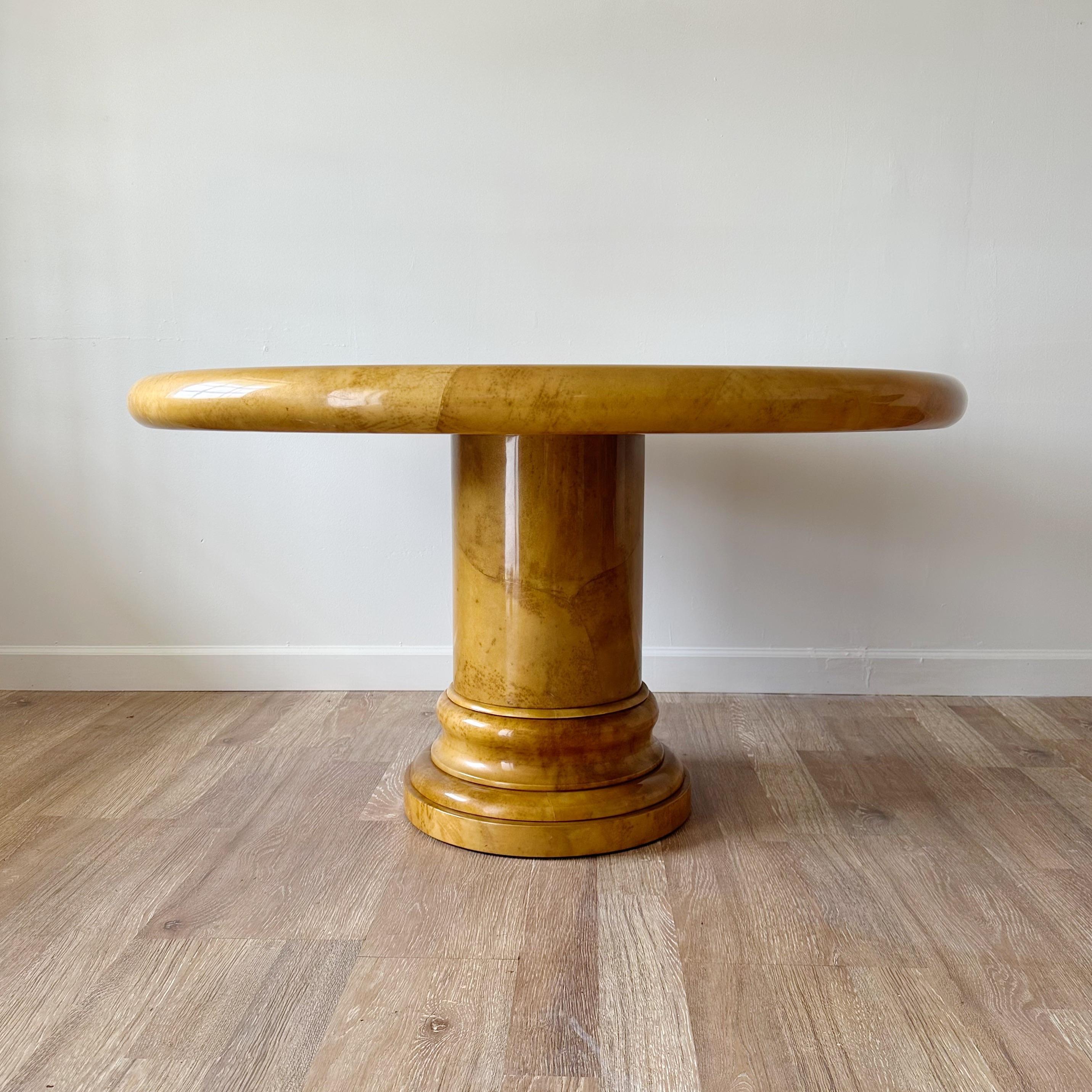 Mid-Century Modern Jimeco Ltda table centrale à piédestal en parchemin des années 1980 en vente