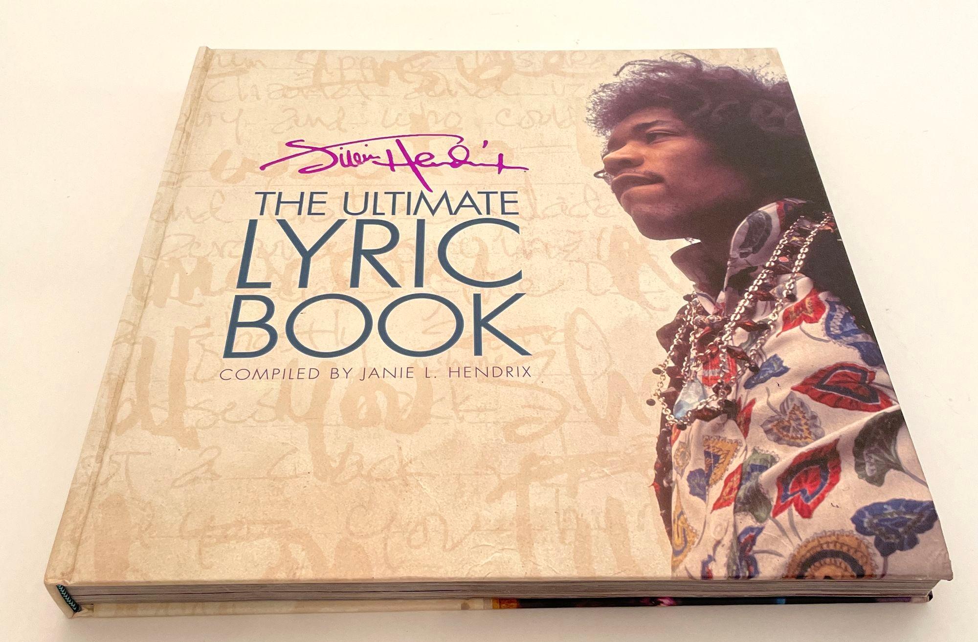Jimi Hendrix The Ultimate Lyric Book par Janie Hendrix.
Backbeat Books, 2012 - Biographie & Autobiographie - 291 pages-1ère édition.
Jimi Hendrix était un guitariste tellement extraordinaire qu'il peut être facile d'oublier qu'il y avait autant de