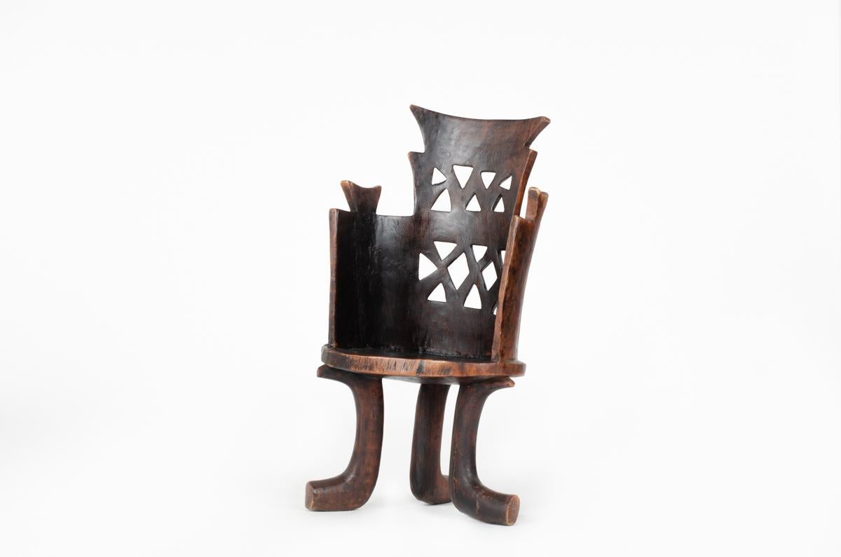 Armchair with 3 feet and a backrest carved in one piece of wood.
From Jimma region in Ethiopia.
Unique patina of the wood.