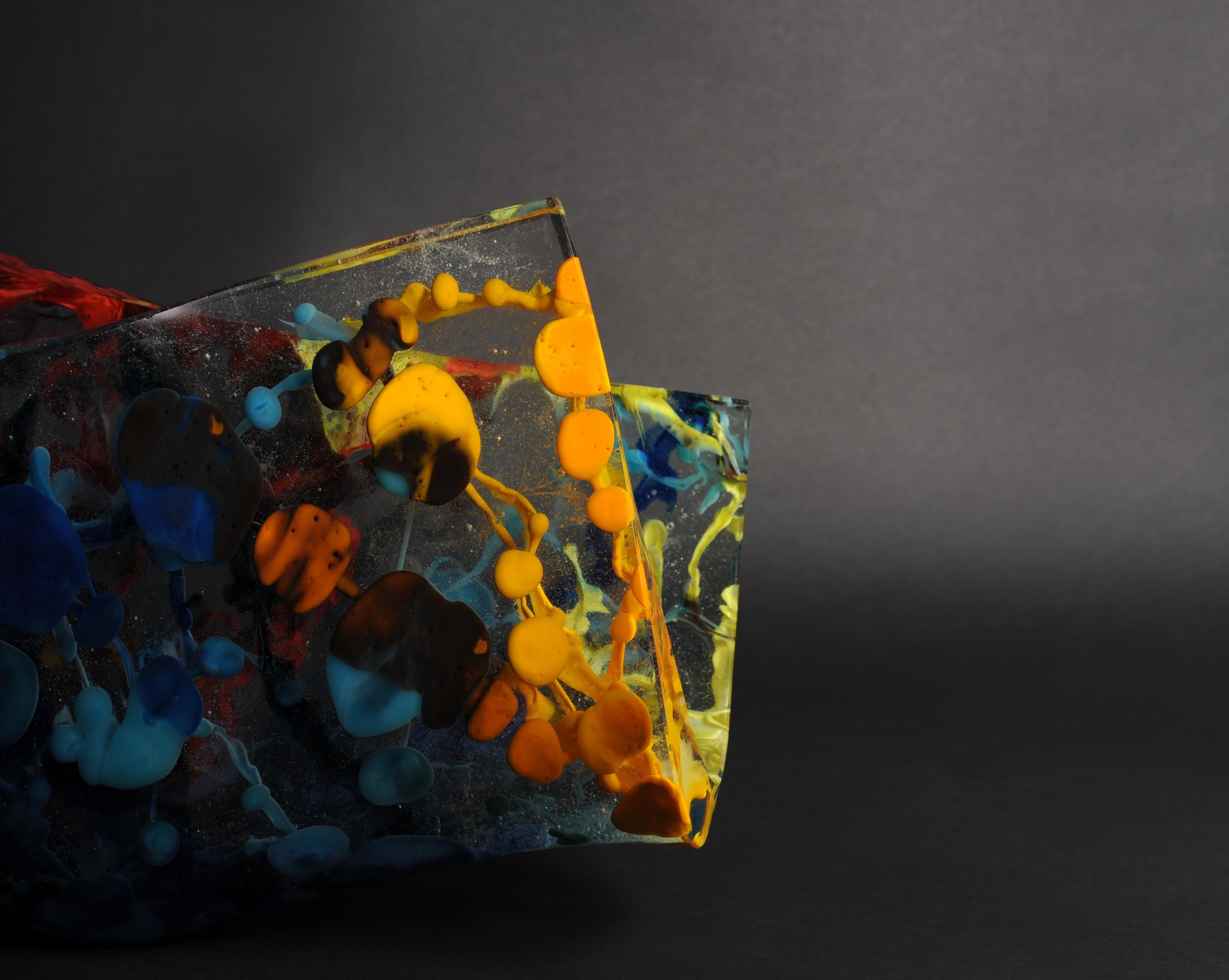 All glass sculpture perfect for a colorful touch in any space.

Born from a collision of ideologies, blending the traditional and the contemporary, with technical and artisanal methods. Under our commitment to offer the work of world-renowed