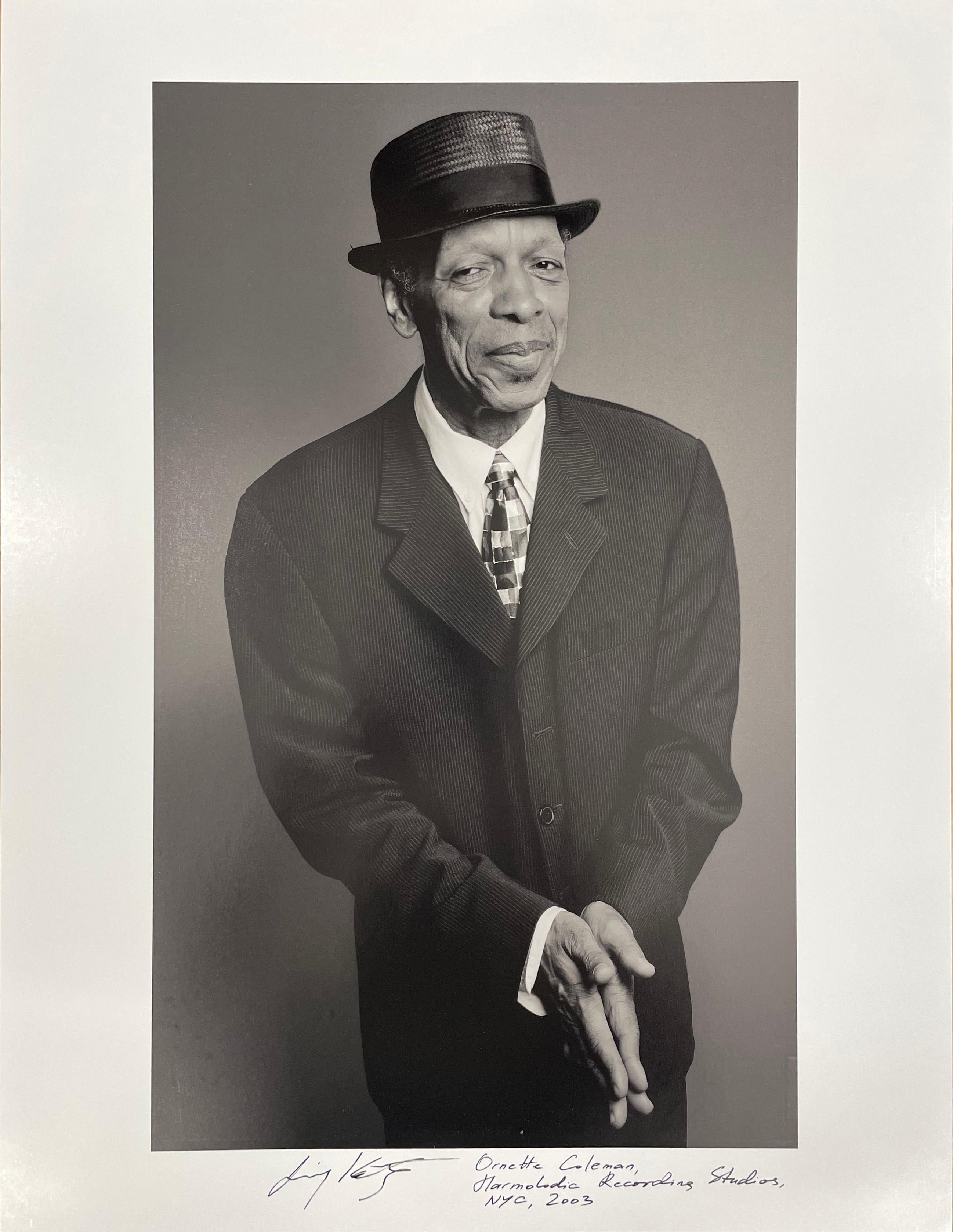 Ornette Coleman, Harmolodic Recording Studio – Schwarz-Weiß-Fotografie (Zeitgenössisch), Photograph, von Jimmy & Dena Katz