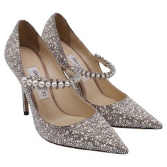 Jimmy Choo Baily 100 Pumps mit Kristall- und Perlenverzierung in Silber-Perlmutt