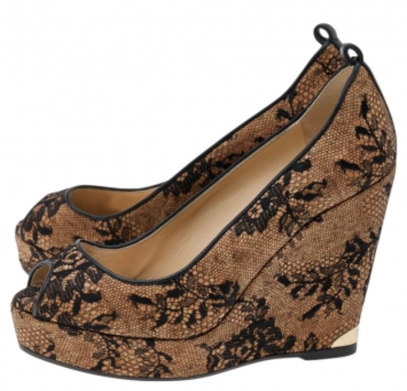 Estos zapatos de tacón de Jimmy Choo son sencillamente impresionantes. Maravillosamente confeccionados en encaje y equilibrados sobre cuñas de 12 cm, estos zapatos de tacón beige/negro destacan tanto por su estilo como por su comodidad. Se añaden