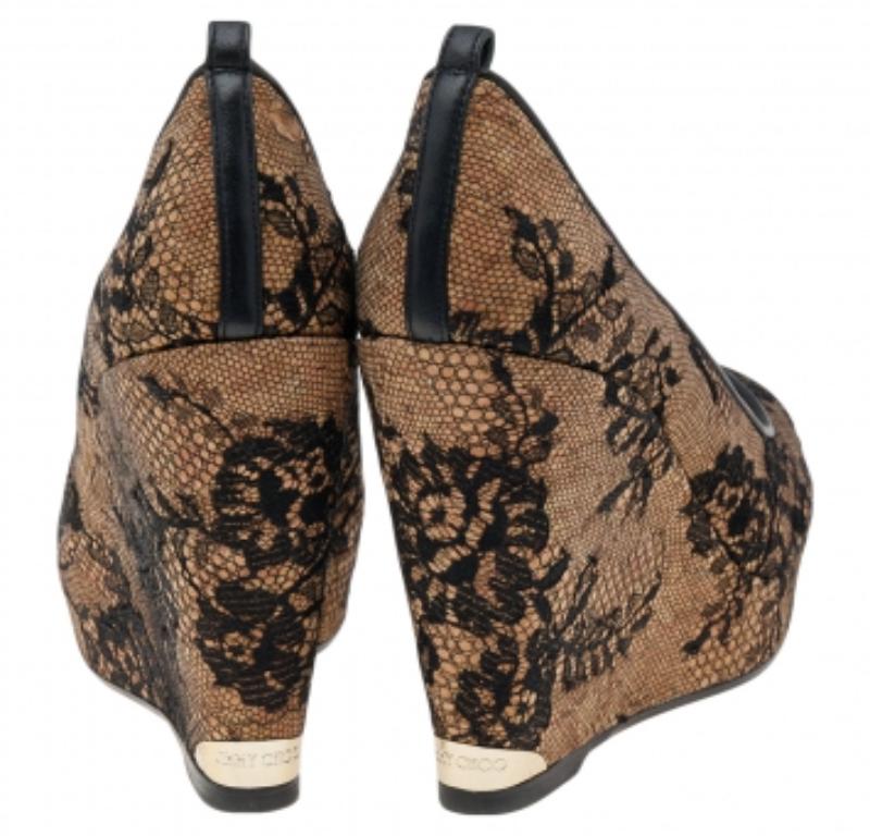 Jimmy Choo Bombas Peep Toe con plataforma de corcho y encaje beige/negro Tamaño 38 Marrón en venta
