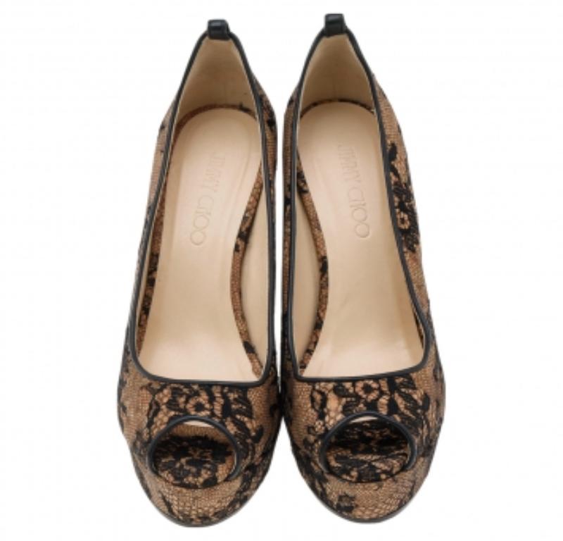 Jimmy Choo Bombas Peep Toe con plataforma de corcho y encaje beige/negro Tamaño 38 en Bastante bueno estado para la venta en Dubai, Al Qouz 2