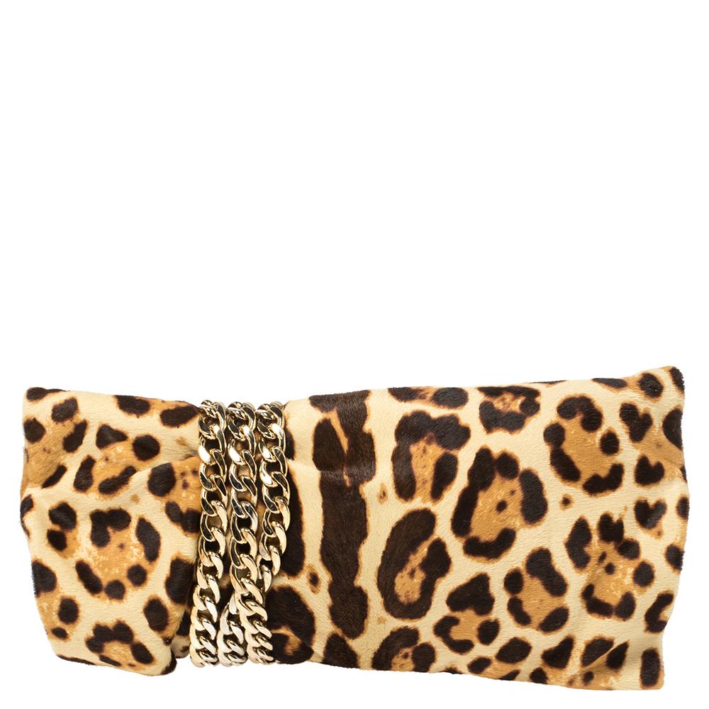 Verleihen Sie jedem Schwung Anmut und Stil mit dieser Chandra Clutch von Jimmy Choo. Das Modell aus Kalbshaar mit Leopardenmuster ist mit einer goldfarbenen Kette versehen, die um die Clutch gewickelt ist und an einem Vorhängeschloss endet. Die