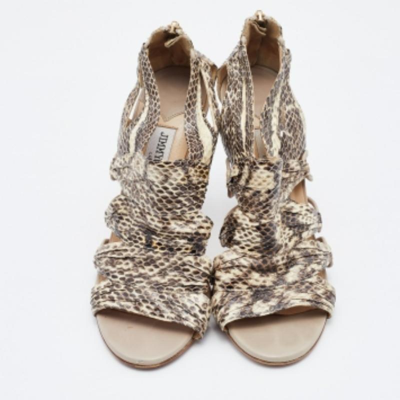 Exhibe un estilo elegante con este par de zapatos de salón. Estos elegantes zapatos están fabricados con materiales de calidad. Llevan suelas duraderas y tacones elegantes.