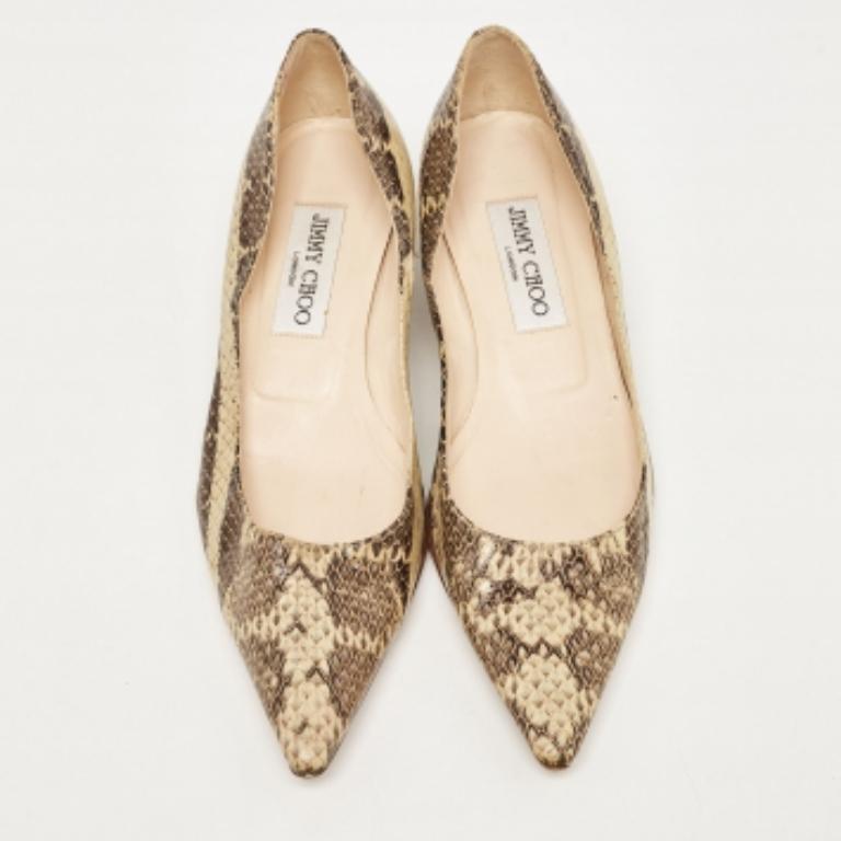 Jimmy Choo Bombas Anouk de piel de serpiente beige/marrón en relieve Talla 35.5 en venta 3