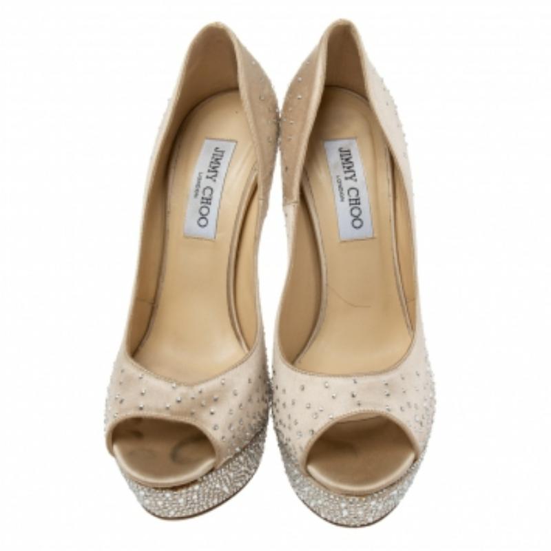 Jimmy Choo Beige Plateau Pumps aus Satin mit Kristallverzierung und Peep-Toe aus Satin Größe 39 Damen im Angebot