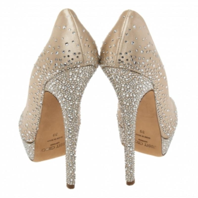 Jimmy Choo Beige Plateau Pumps aus Satin mit Kristallverzierung und Peep-Toe aus Satin Größe 39 im Angebot 1