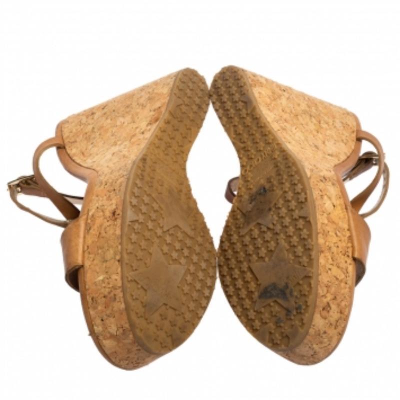 Jimmy Choo - Sandales compensées à lanières en cuir beige/or, taille 38,5 État moyen à Dubai, Al Qouz 2