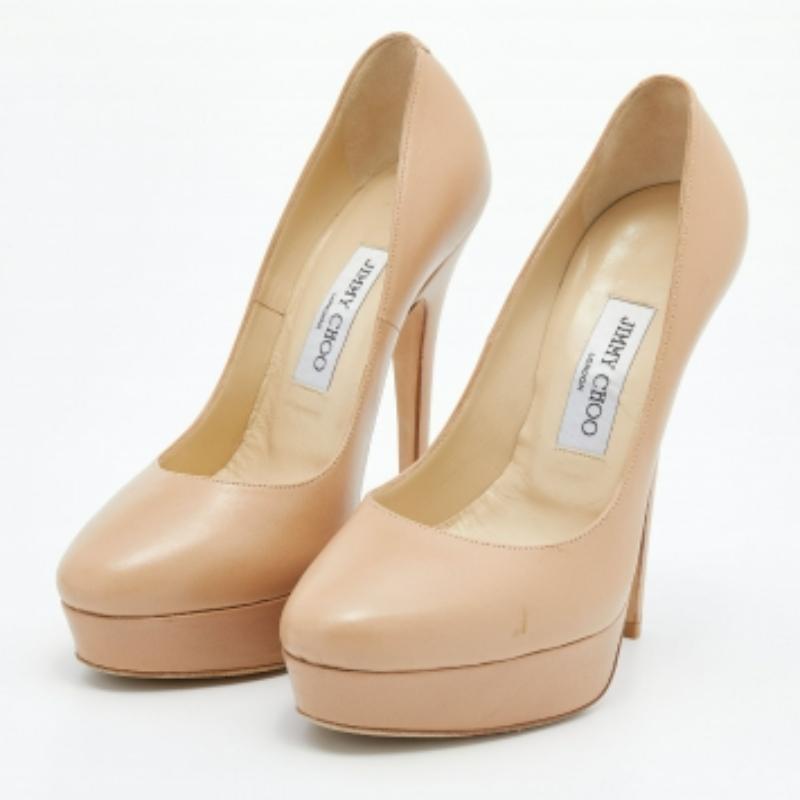 Bringen Sie einen Hauch von Luxus in Ihr Outfit mit diesem Paar Jimmy Choo Pumps. Er ist aus Leder gefertigt, hat eine elegante Ausstrahlung und wird durch 15 cm hohe Absätze unterstützt. Das Plateau und die strapazierfähigen Sohlen dieser Schuhe