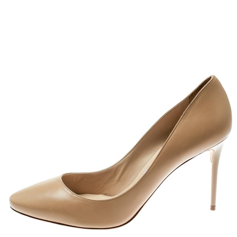 Designed by Jimmy Choo, this pair of pumps is the perfect mix of comfort and style. They are crafted from leather and feature almond toes and 9.5 cm heels. Make all heads turn towards you as you walk around in this pair of impressive beige