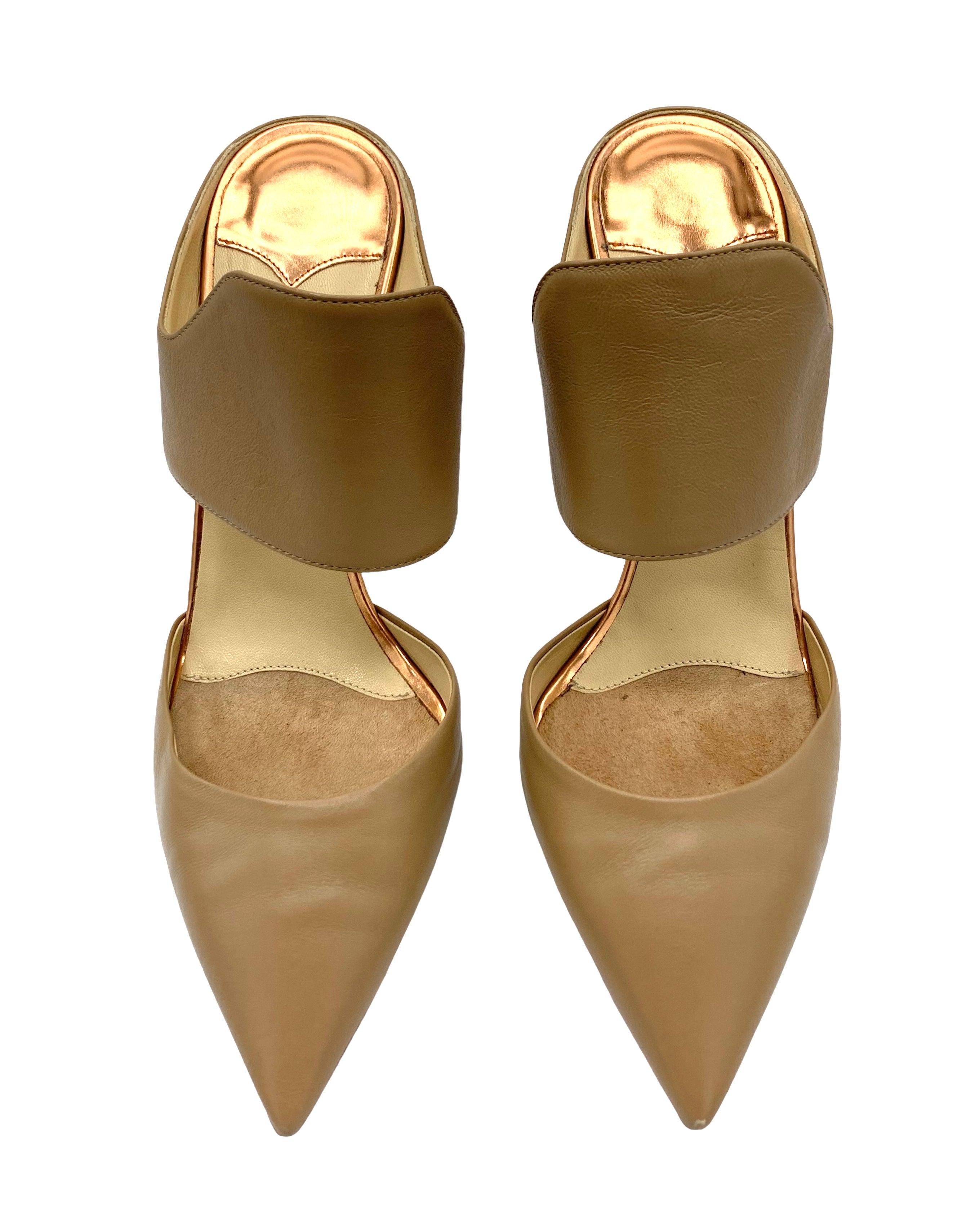 Sexy ed eleganti mules a punta di Jimmy Choo. Il tacco in oro rosa specchiato si abbina ai toni caldi della pelle beige. Dettaglio Peek-a-boo sulla parte superiore del piede. Queste bellezze sono in un'eccitante e rara misura più grande! Condizioni