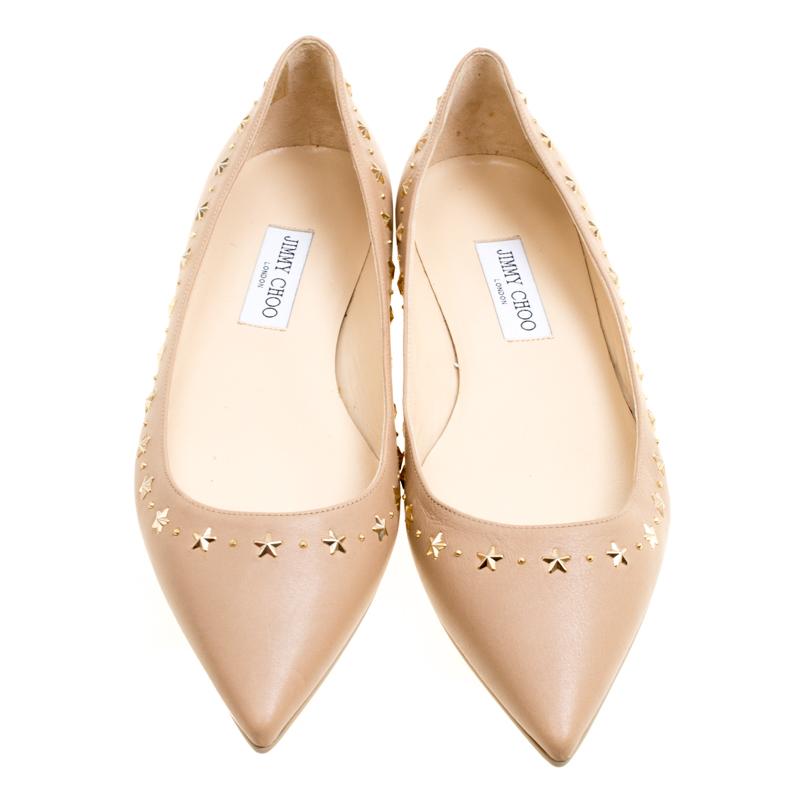 This star-studded pair of flats from Jimmy Choo will make your shoe game on point. Crafted from beige leather, these ballet flats are punctuated with Windsor stars on the uppers with gold-tone logo plaques on the counters. They are fashioned in