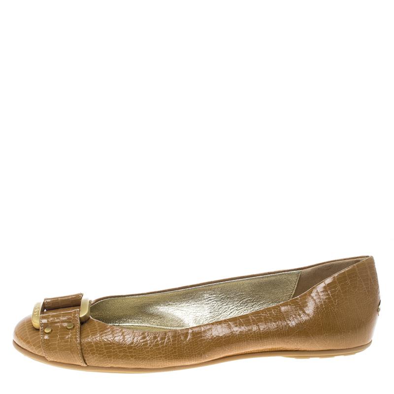 Beautiful and sophisticated, these Morse ballet flats from Jimmy Choo are a perfect alternative to your party heels. Rendered in beige lizard-embossed leather, the pair is styled with round toes and metal buckle accents on the vamps that gives the