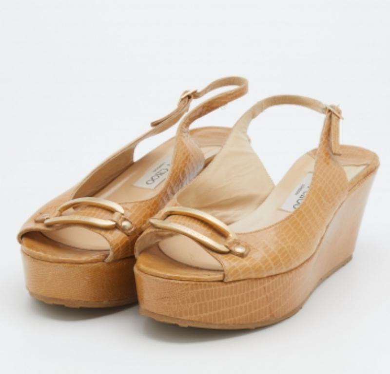 D'une conception minimaliste, ces sandales Jimmy Choo sont l'inspiration parfaite pour un look élégant. Elles sont décorées d'un accent doré sur l'empeigne, et la fermeture à boucle au niveau de la cheville permet un ajustement parfait. Créée en