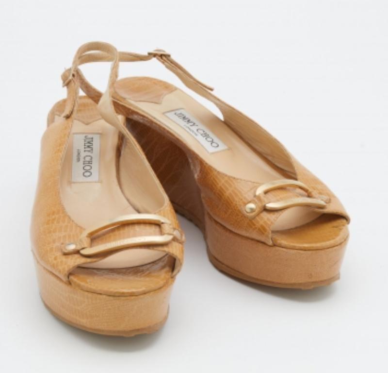 Jimmy Choo - Sandales à talons compensés en cuir beige embossé de lézard - Taille 39,5 Bon état - En vente à Dubai, Al Qouz 2