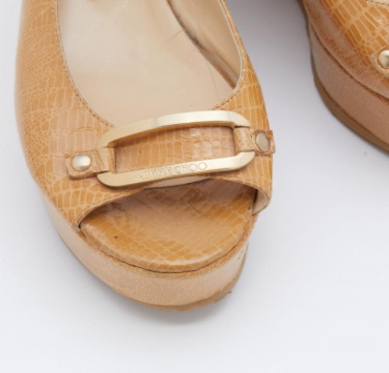 Jimmy Choo - Sandales à talons compensés en cuir beige embossé de lézard - Taille 39,5 Pour femmes en vente