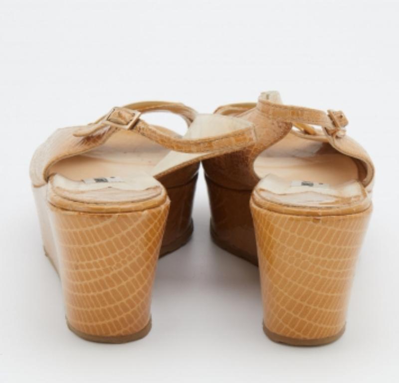 Jimmy Choo - Sandales à talons compensés en cuir beige embossé de lézard - Taille 39,5 en vente 1