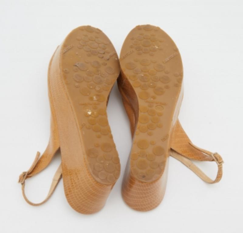 Jimmy Choo - Sandales à talons compensés en cuir beige embossé de lézard - Taille 39,5 en vente 2