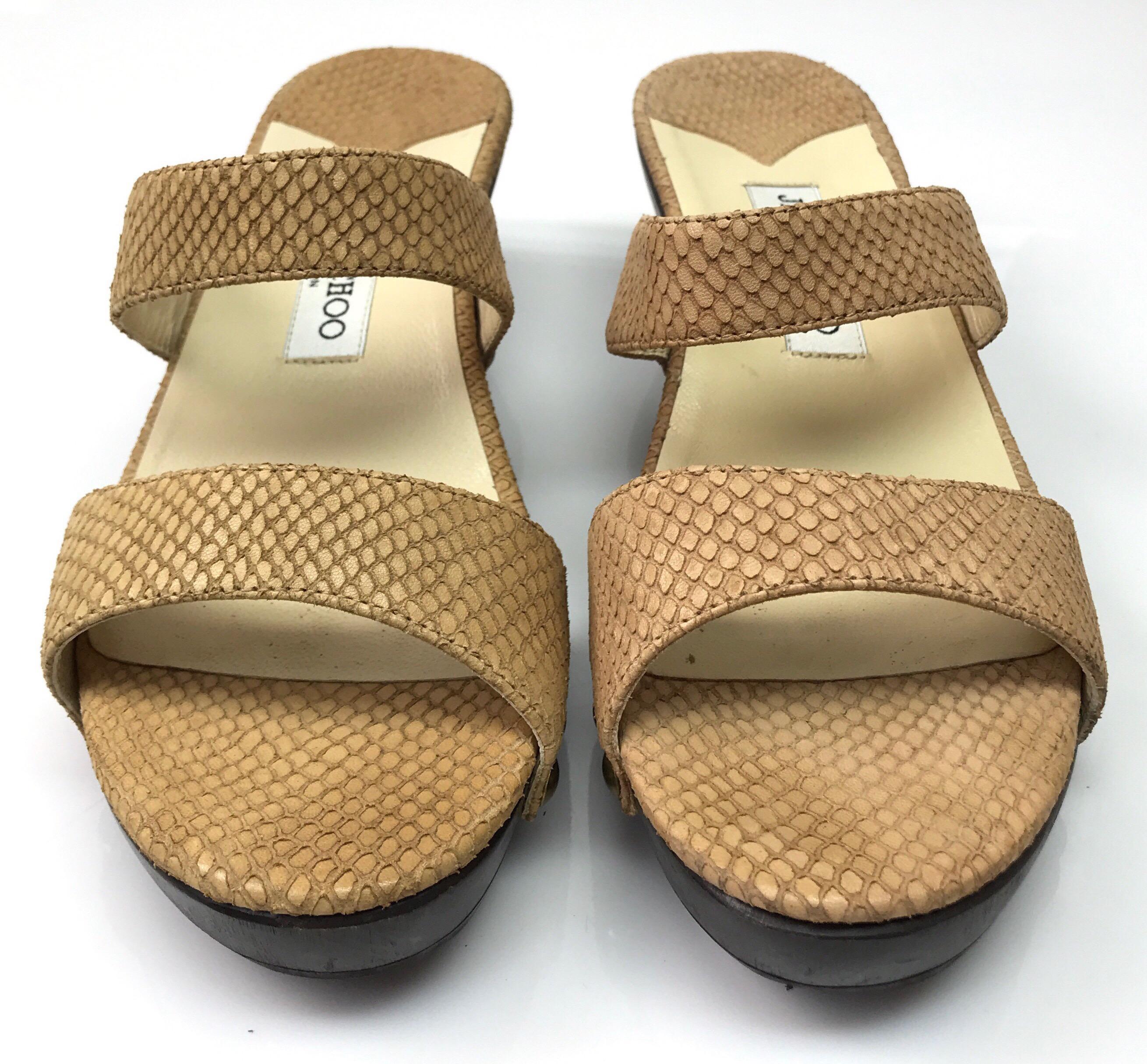 Jimmy Choo Beige Eidechsenrutschen - 40. Die bezaubernden Jimmy Choo Slides sind in gutem Zustand. Sie weisen Gebrauchsspuren auf, die mit der Abnutzung übereinstimmen, und die seitlichen Stollen weisen kleinere Markierungen auf. Sie sind aus beigem