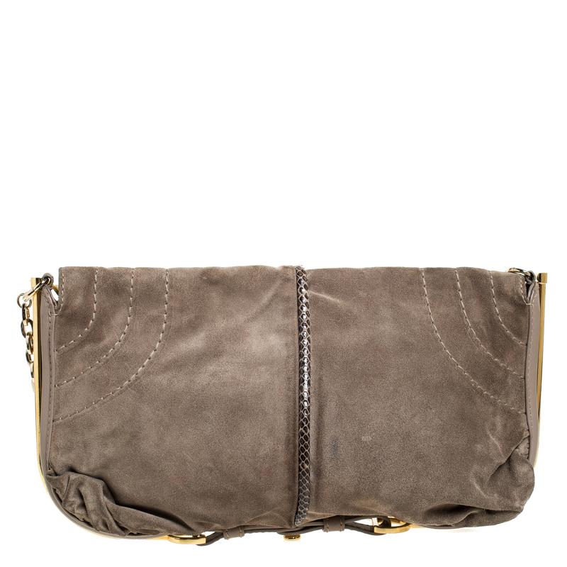Make everyone nod in approval when you step out swinging this Jimmy Choo bag. It has been crafted from beige nubuck and leather and styled with a chain link. The interior is suede lined and comes with a zipped pocket. This creation can be teamed up
