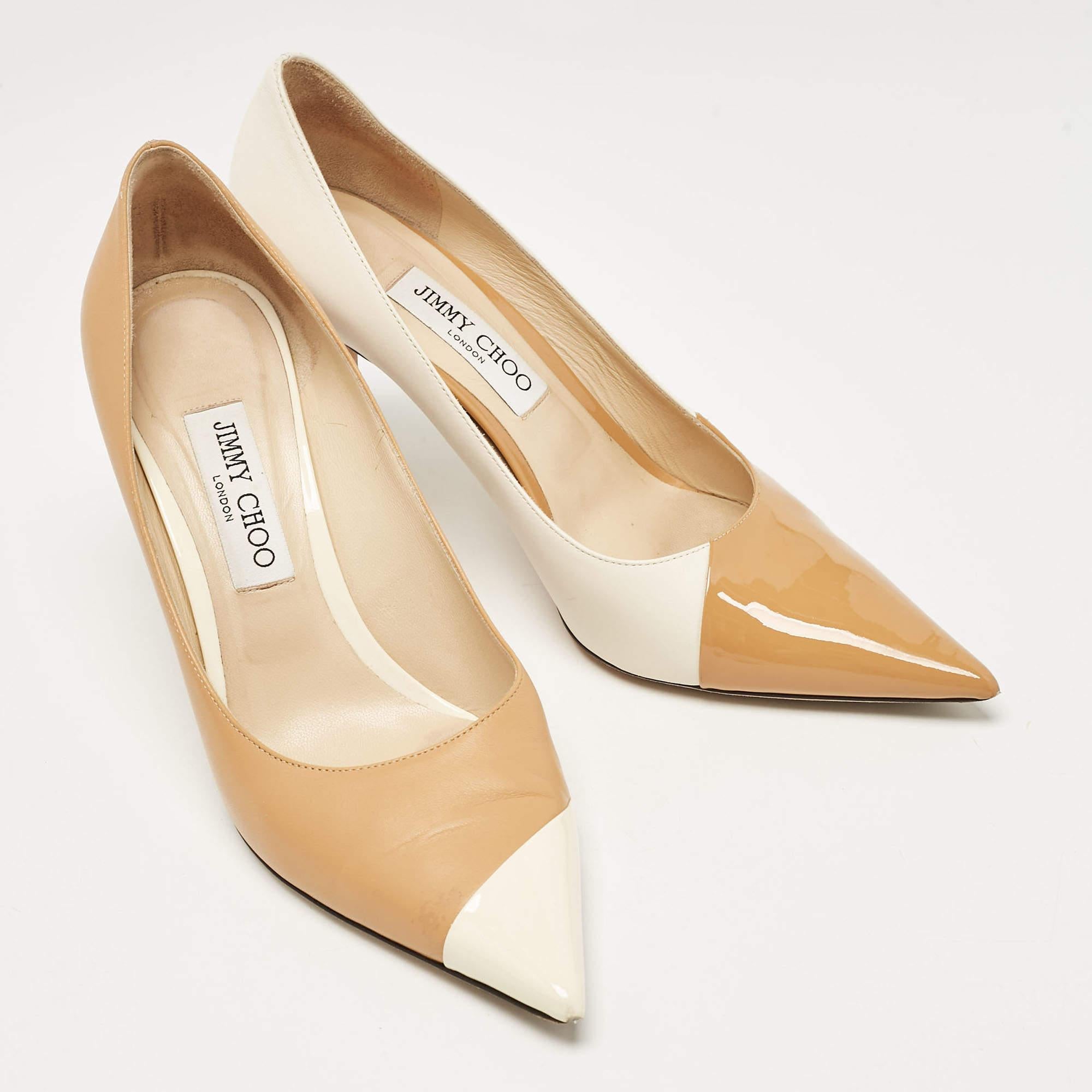 Jimmy Choo Bombas con punta de charol y piel beige/blanco roto Talla 40 en Bueno estado para la venta en Dubai, Al Qouz 2