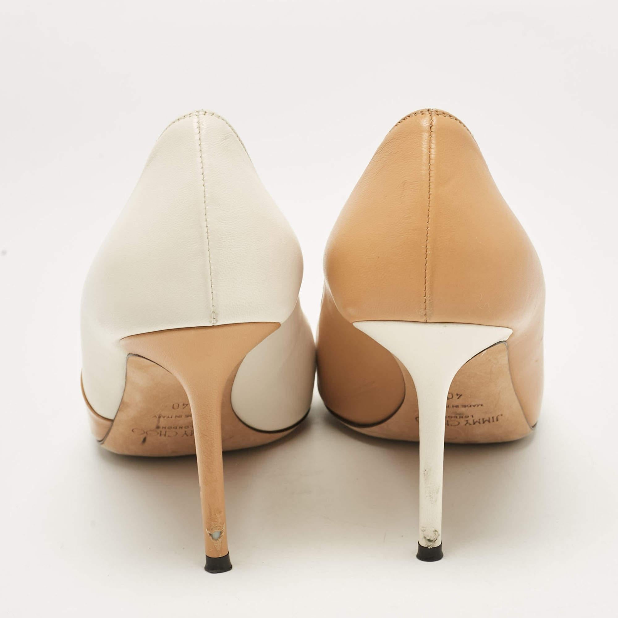 De las mujeres Jimmy Choo Bombas con punta de charol y piel beige/blanco roto Talla 40 en venta