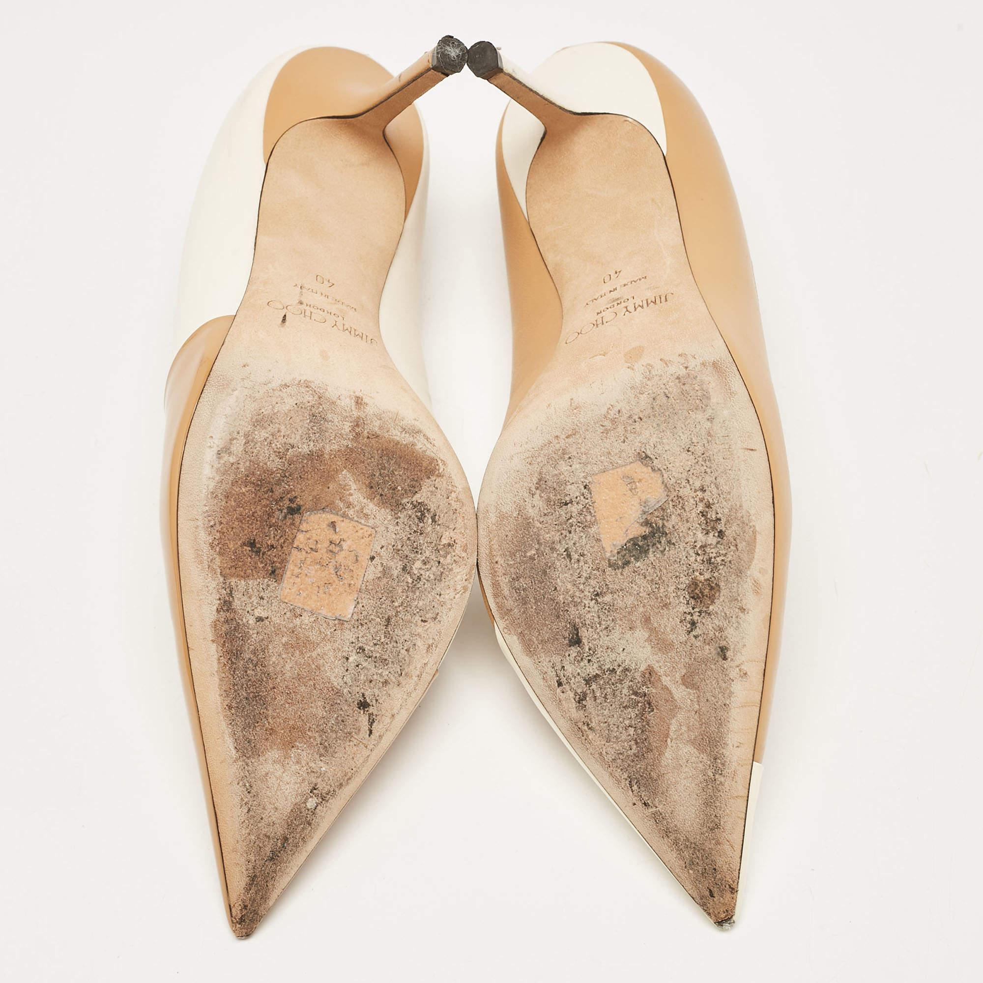 Jimmy Choo Bombas con punta de charol y piel beige/blanco roto Talla 40 en venta 1