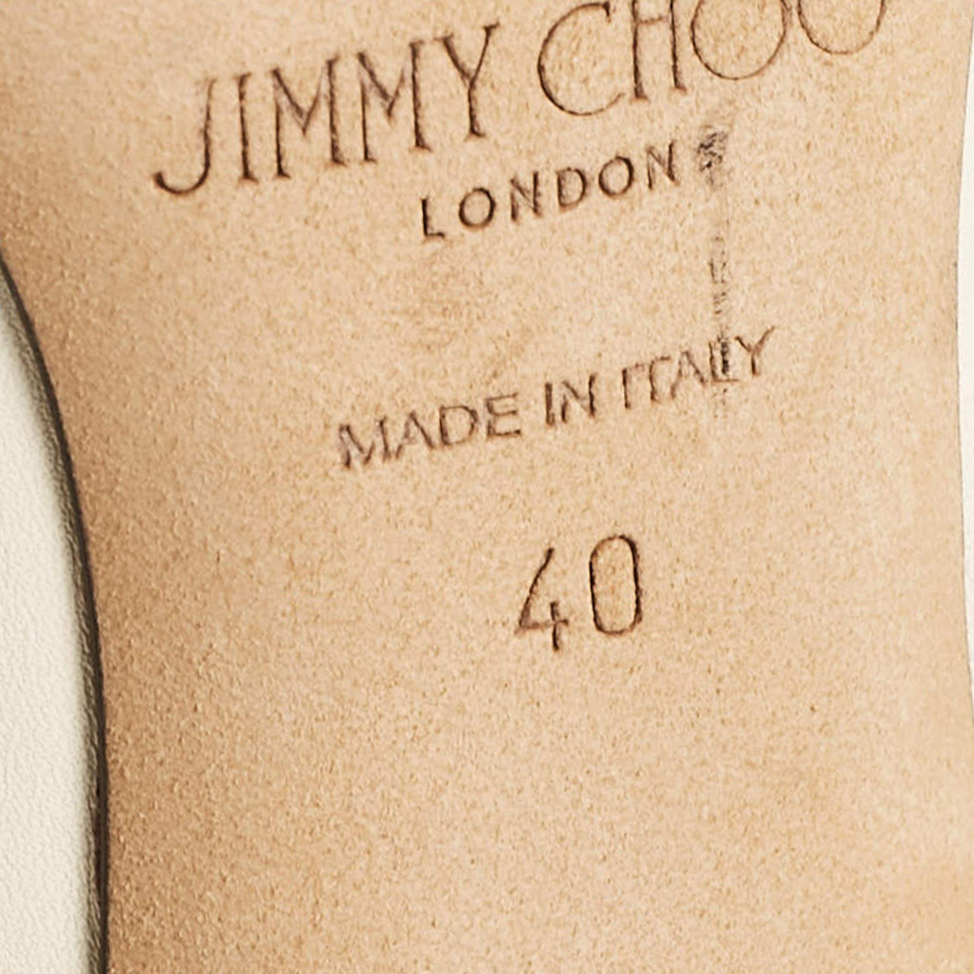 Jimmy Choo Bombas con punta de charol y piel beige/blanco roto Talla 40 en venta 2