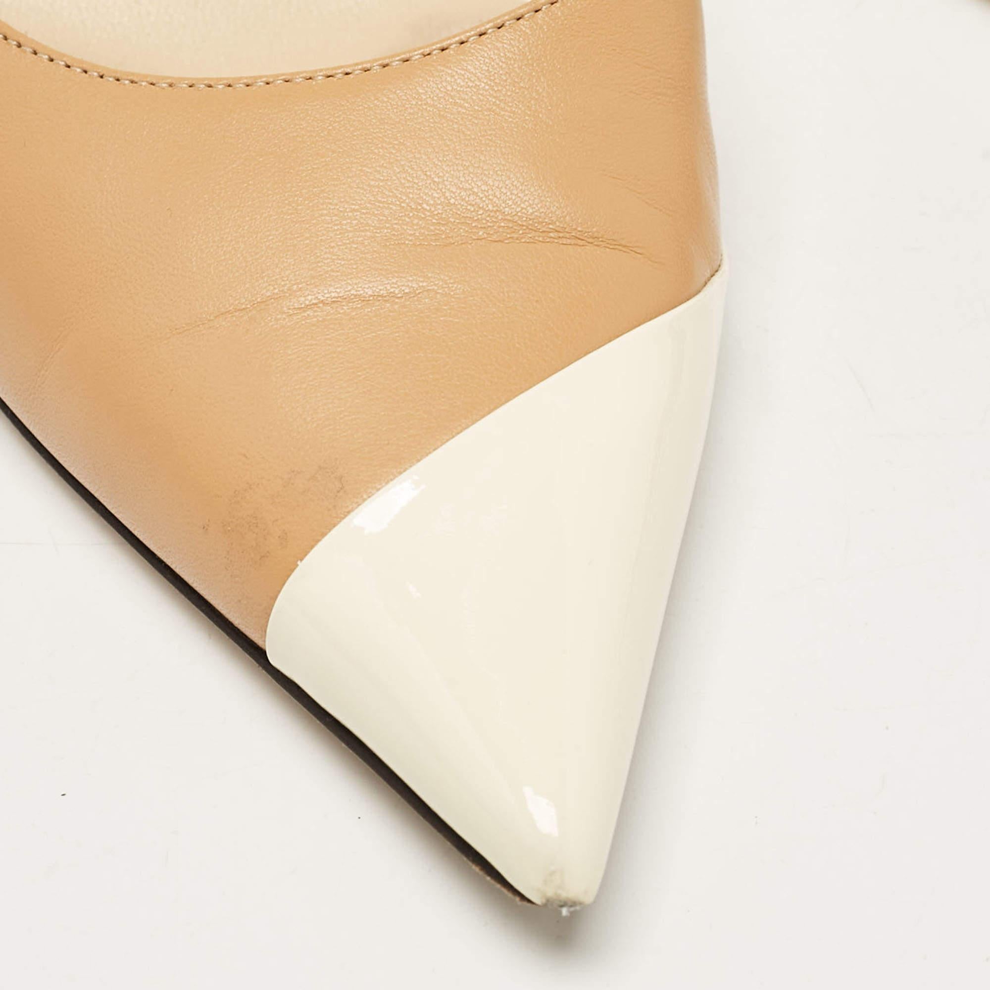 Jimmy Choo Bombas con punta de charol y piel beige/blanco roto Talla 40 en venta 3