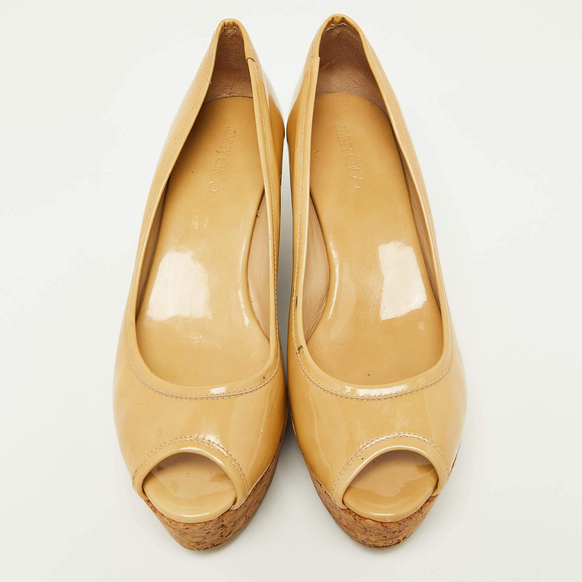 Jimmy Choo Beige Patent Leather Cork Wedge Parley Pumps Size 39 In Good Condition For Sale In Dubai, Al Qouz 2