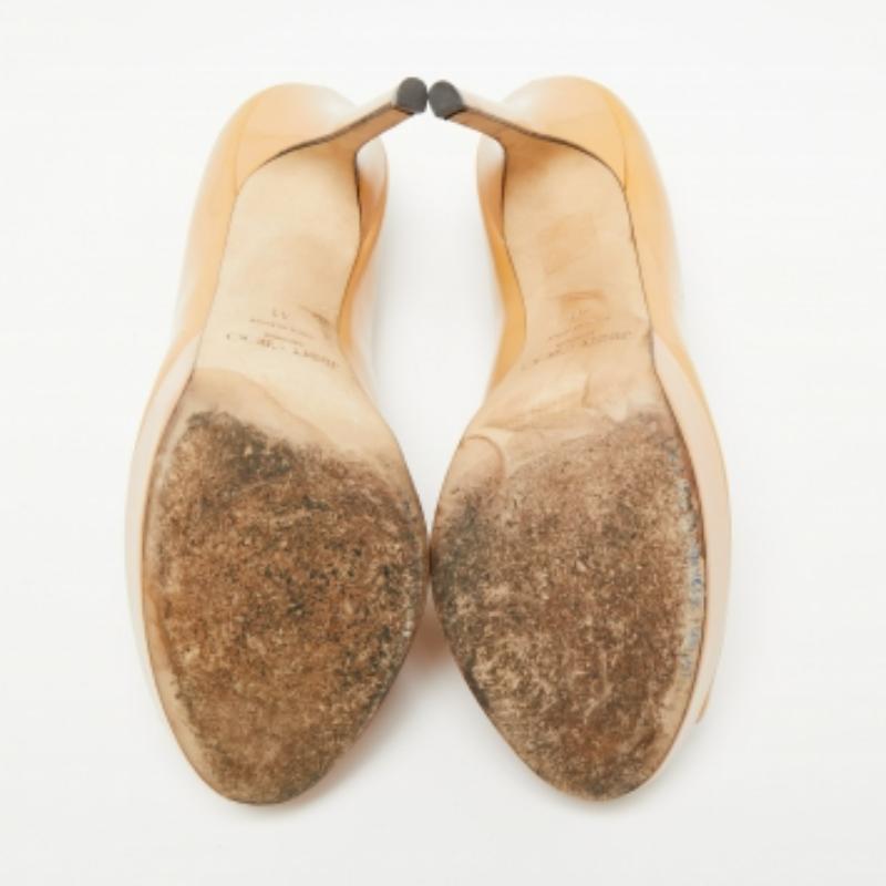 Un toque femenino y un atractivo sofisticado caracterizan estos zapatos de salón atemporales de Jimmy Choo. Elaborados con materiales de calidad, añadirán un encanto opulento a tu look y complementarán muchos de los looks que quieras crear.