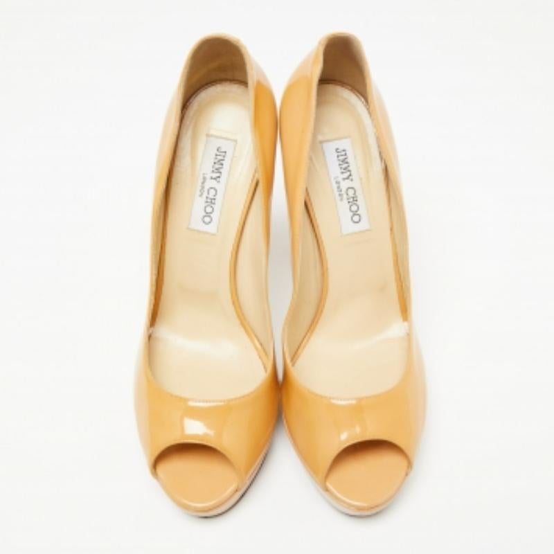 Jimmy Choo Bombas de plataforma con punta en forma de corona de charol beige Talla 41 en venta 2