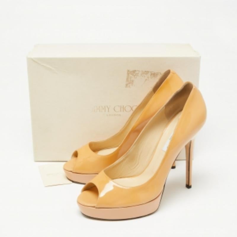 Jimmy Choo Bombas de plataforma con punta en forma de corona de charol beige Talla 41 en venta 4