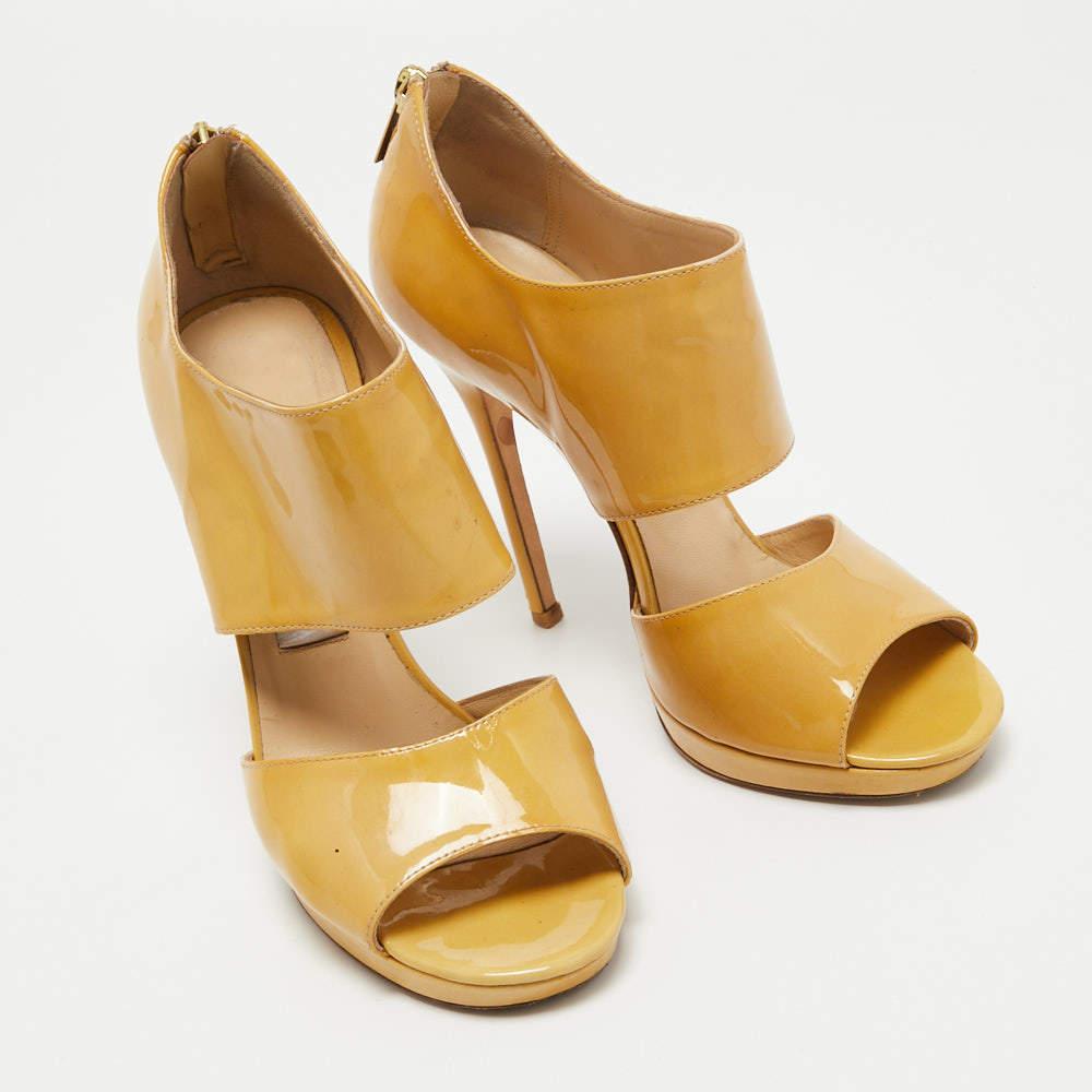 Jimmy Choo Beige Patent Leather ‘Private’ Sandals Size 37 In Fair Condition For Sale In Dubai, Al Qouz 2