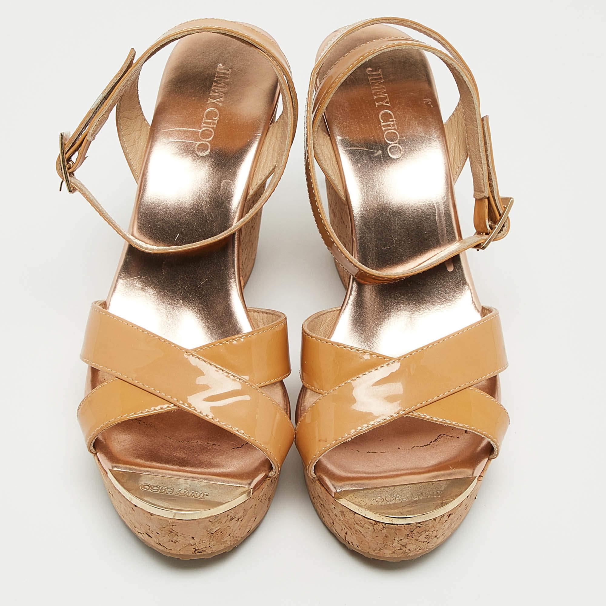 Jimmy Choo Beige Patent Leather Papyrus Cork Wedge Sandals Size 38.5 In Good Condition For Sale In Dubai, Al Qouz 2