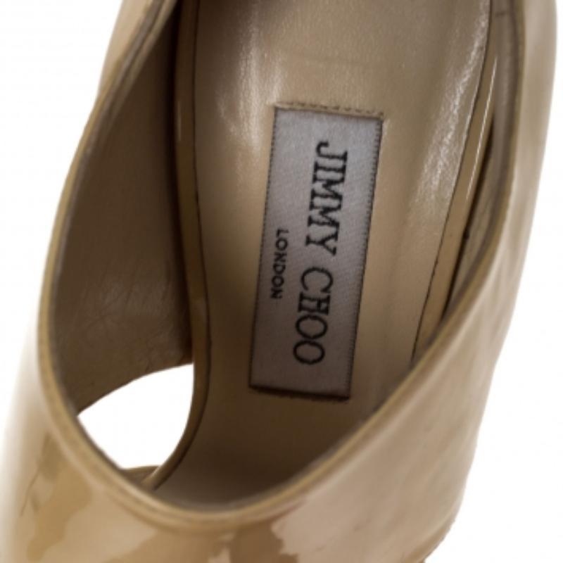 Progettati con un perfetto livello di glam e di eleganza classica, questi sandali Jimmy Choo Private possono essere facilmente abbinati a qualsiasi look speciale. Realizzate in vernice, queste scarpe sono caratterizzate da punta aperta, tacco di 13